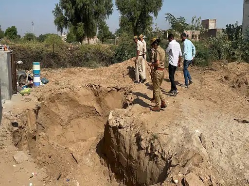 यह तस्वीर गुलामुद्दीन के घर के बाहर है, जहां पुलिस ने मौके से सबूत इकट्ठा किए और अनीता के शव को बाहर निकाल दिया।