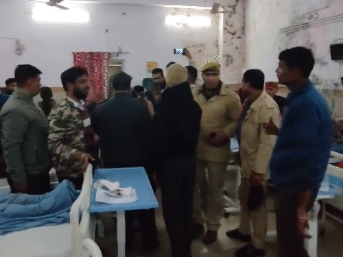 लोगों की तबीयत बिगड़ने पर एक साथ बड़ी संख्या में मरीज MB हॉस्पिटल पहुंचे। मौके पर अफरा-तफरी का माहौल हो गया था।