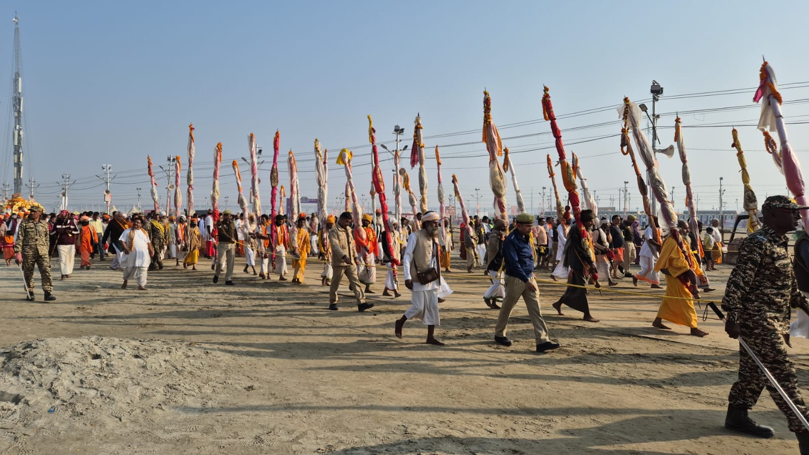 ਨਾਗਾ ਐਸੀਟਿਕਸ ਤੋਂ ਬਾਅਦ, ਬੈਰੇਗੀ ਦਾ ਭਿਕਾਰੀ ਅੰਮ੍ਰਿਤ ਇਸ਼ਨਾਨ ਲਈ ਸੰਗਤਾਂ ਵੱਲ ਜਾ ਰਿਹਾ ਹੈ.