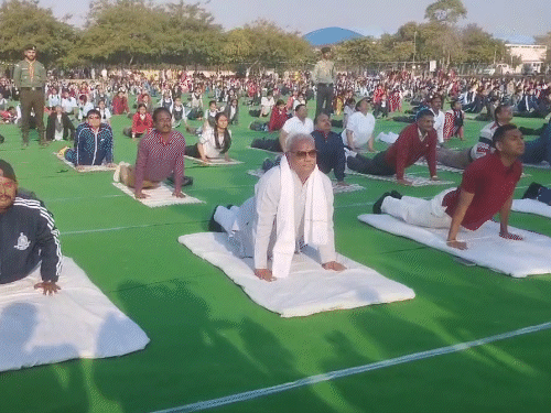 जयपुर में स्टूडेंट्स के साथ सूर्य नमस्कार करते शिक्षा मंत्री मदन दिलावर।