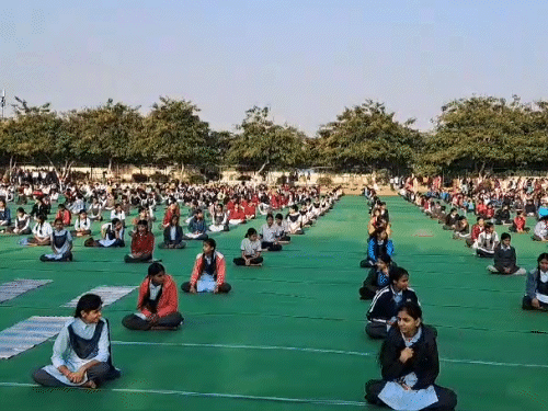 जयपुर में सरकारी और प्राइवेट स्कूलों के स्टूडेंट्स ने किया योग अभ्यास।