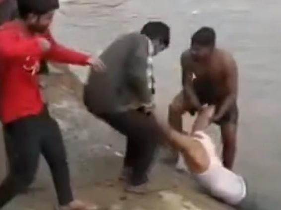 ਲੋਕ ਛੋਟੇ ਆਦਮੀ ਨੂੰ ਨਹਿਰ ਤੋਂ ਬਾਹਰ ਕੱ. ਰਹੇ ਹਨ.