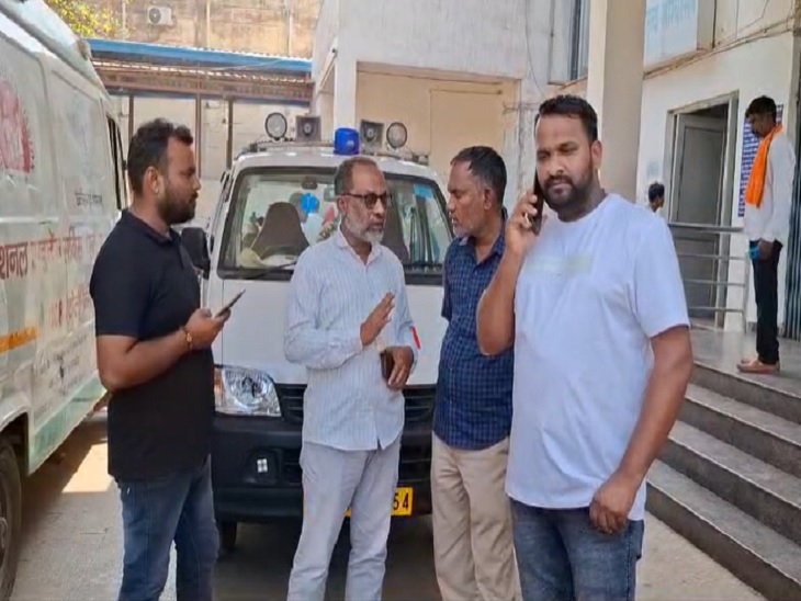 बच्चा बदलने की शिकायत लेकर अस्पताल पहुंचे पहिजन - Dainik Bhaskar