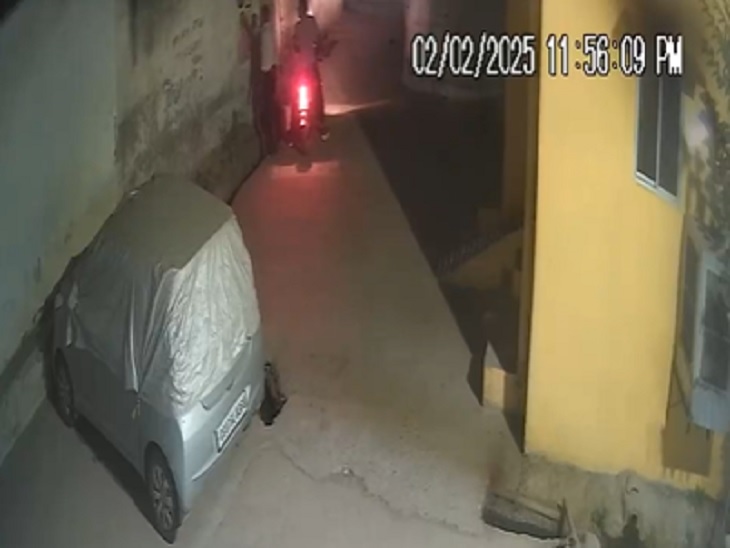 पोस्टर में गोबर पोतते दो युवक - Dainik Bhaskar