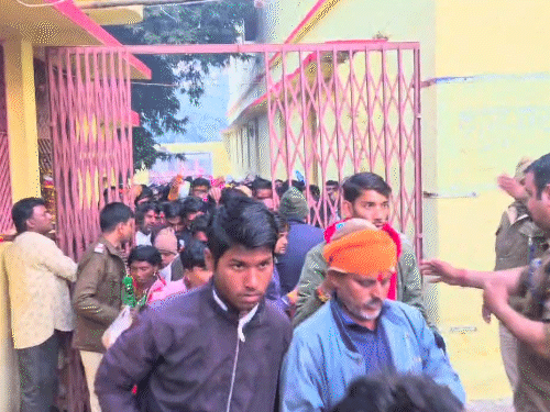 भोलेनाथ को जल चढ़ाने के लिए मंदिर में लगी श्रद्धालुओं की भीड़