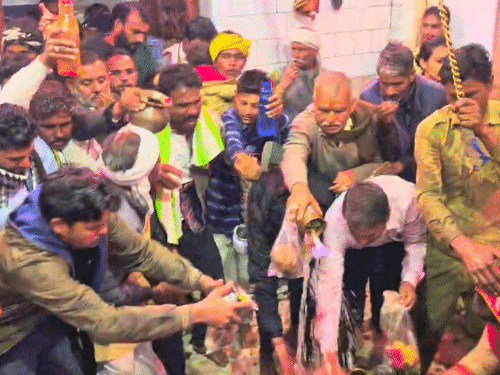 भक्तों ने भोलेनाथ के दर्शन कर चढ़ाया जल