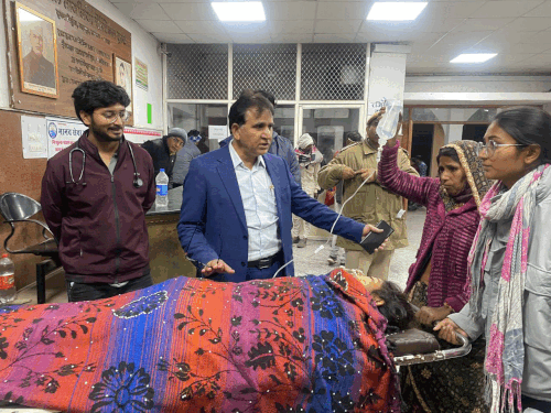 एमबी हॉस्पिटल अधीक्षक डॉ. आरएल सुमन ने अस्पताल में मरीजों के हालात जाने।