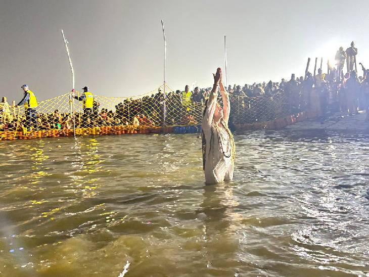 ਭਾਰਤ ਅਤੇ ਵਿਦੇਸ਼ਾਂ ਤੋਂ ਸ਼ਰਧਾਲੂਆਂ ਨੇ ਇਸ ਸੰਗਮ ਵਿਚ ਇਕ ਡੁਬੋ ਲਿਆ. ਇਕ woman ਰਤ ਸਿਮਰਨ ਵਿਚ ਲੀਨ ਹੋ ਗਈ.