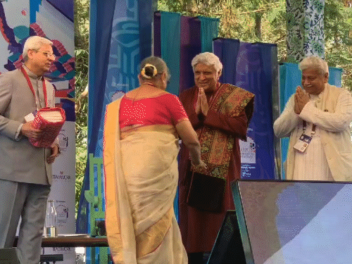 ਹੈਡ ਅਖਤਰ ਦੀ ਸ਼ੁਰੂਆਤ ਦੌਰਾਨ ਲੇਖਕ-ਸਮਾਜ ਸੁਧੀ ਮੂਰਾਈ ਸਟੇਜ 'ਤੇ ਪਹੁੰਚ ਗਿਆ ਅਤੇ ਜਾਵੇਦ ਅਖਤਰ ਦੇ ਪੈਰਾਂ ਨੂੰ ਛੂਹ ਕੇ ਬਰਕਤਾਂ ਲਈਆਂ.