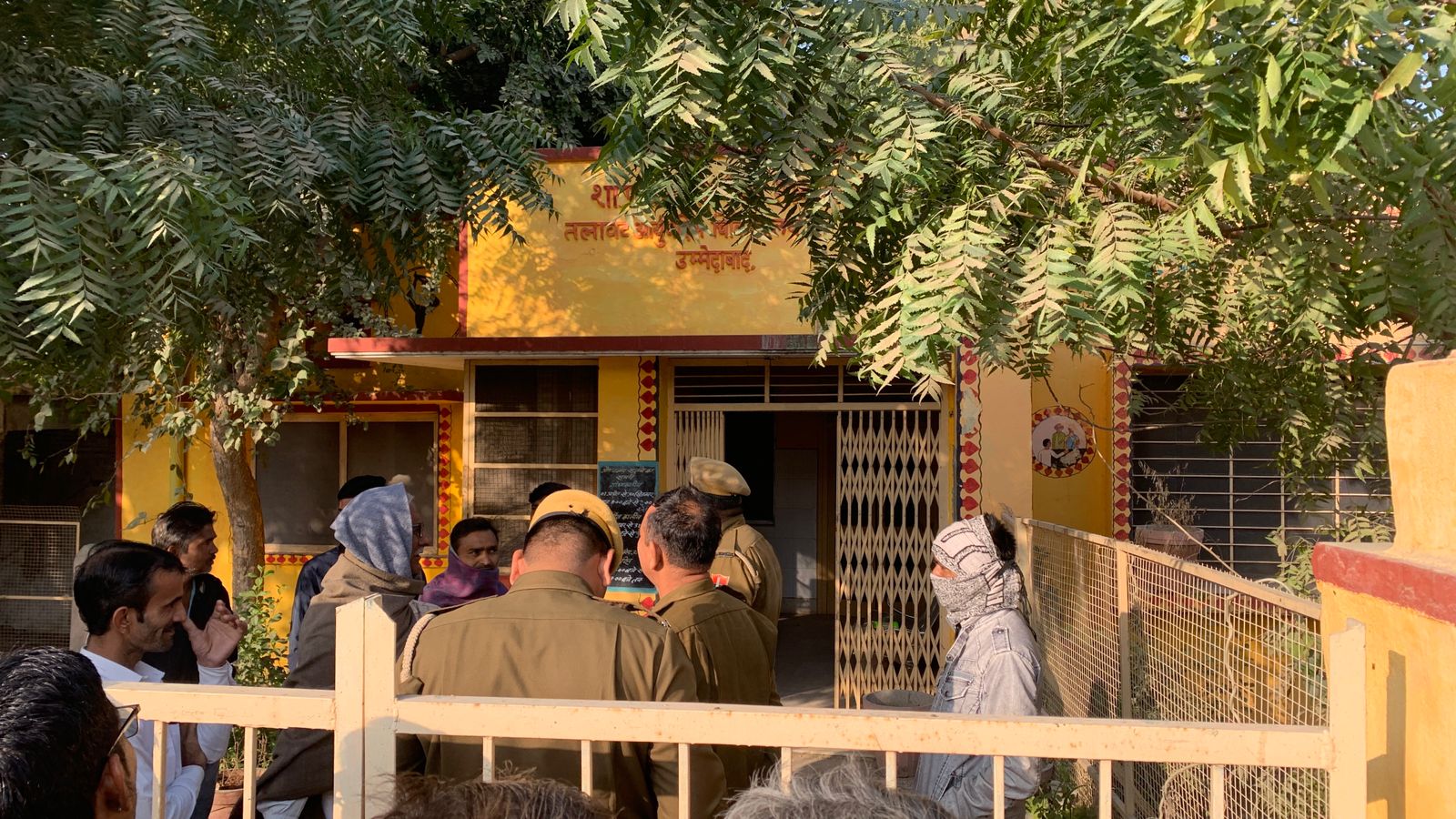 इसी घर में जयपुर के रहने वाले डॉ. मुरारी लाल मीणा रहते थे। रात में सोते समय कमरे में आग लगी और वह जिंदा जल गए।
