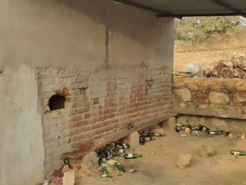 चोरों ने दुकान के पीछे की दीवार में सेंध लगाई और अंदर पहुंचे