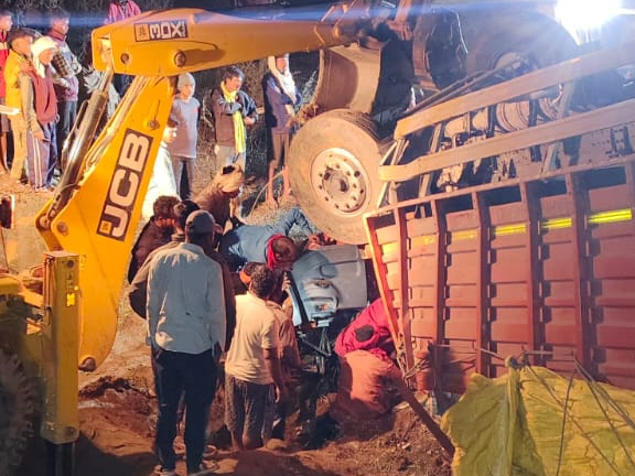 A truck loaded with gas cylinders overturned in a ditch in Sonbhadra ...