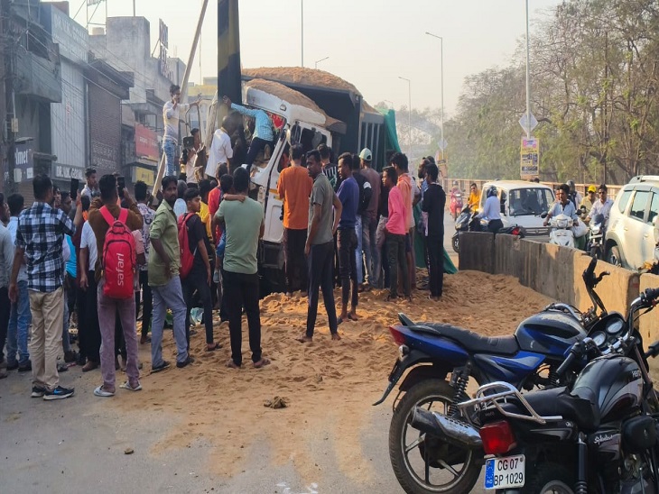 रेत से भरा हाइवा पोल से टकराया - Dainik Bhaskar