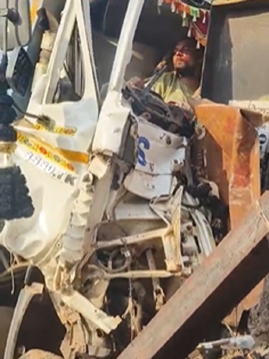 हाइवा के अंदर फंसा चालक