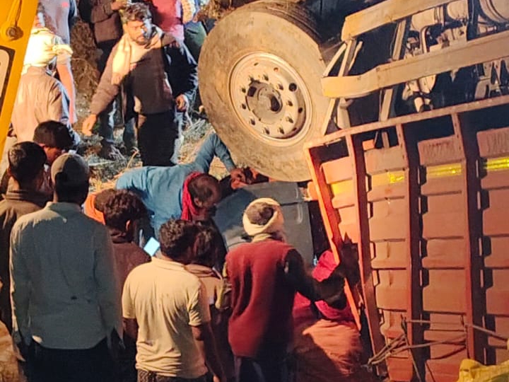 A truck loaded with gas cylinders overturned in a ditch in Sonbhadra ...