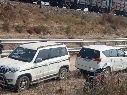 रेलवे के 50 से ज्यादा अफसर और कर्मचारियों की टीम मौके पर रेस्क्यू में जुटी है।