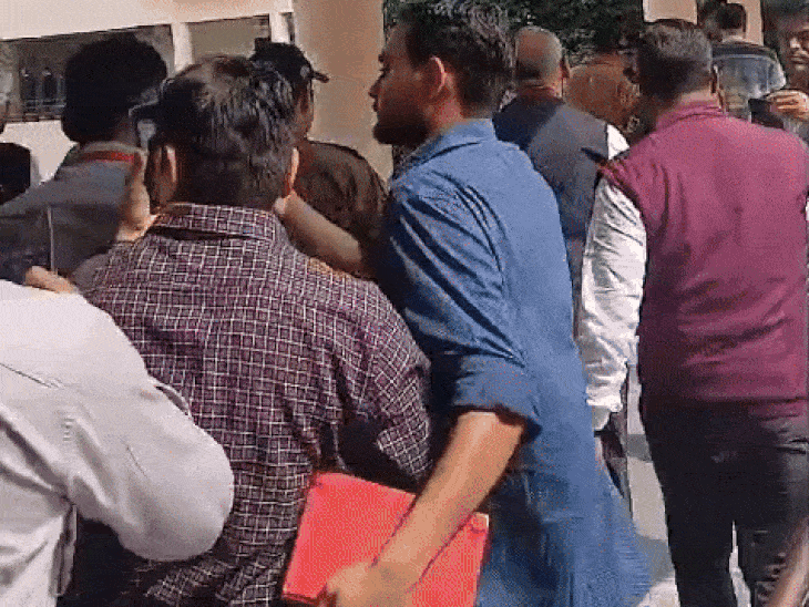 अधिकारी जिस रास्ते से आरोपियों को कोर्ट ले गए, उसी से बाहर निकाल ले गए।