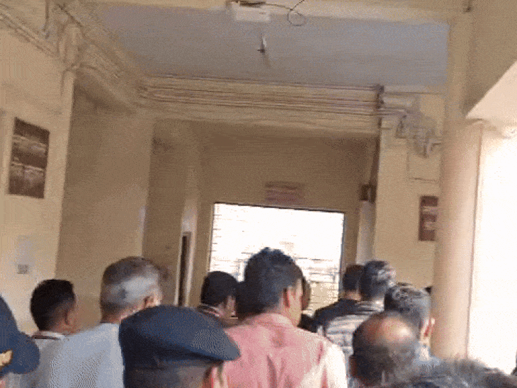 लोकायुक्त की टीम सौरभ शर्मा, चेतन और शरद को पीछे के रास्ते से कोर्ट के अंदर ले गई।