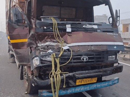 घटना में क्षतिग्रस्त हुआ ट्रक।