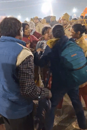 यह तस्वीर महाकुंभ में भगदड़ (28 जनवरी) की रात की है। बदहवास लोग अपने परिजन को ढूंढते दिखे थे।