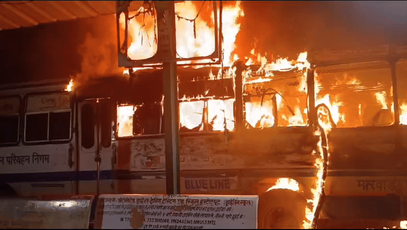 अजमेर जिले के नसीराबाद रोडवेज बस स्टैंड पर बस करीब डेढ़ तक जलती रही।