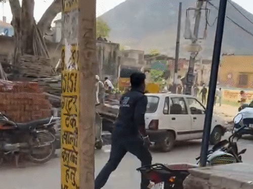 घटना के वीडियो में एक युवक पिस्टल हाथ में लेकर भागता नजर आया है।