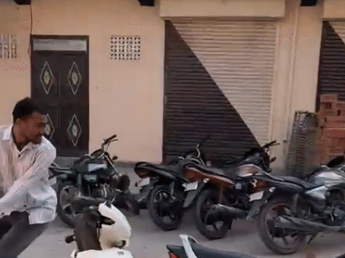 कारों में सवार होकर आए थे एक पक्ष के लोग। वीडियो में तेज रफ्तार में दौड़ती कार भी नजर आ रही है।