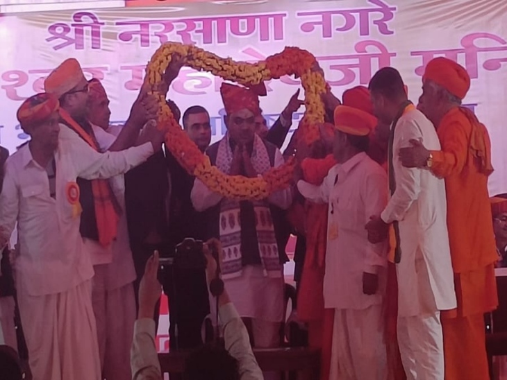 मंच पर मुख्यमंत्री का माला पहनाकर स्वागत किया गया।