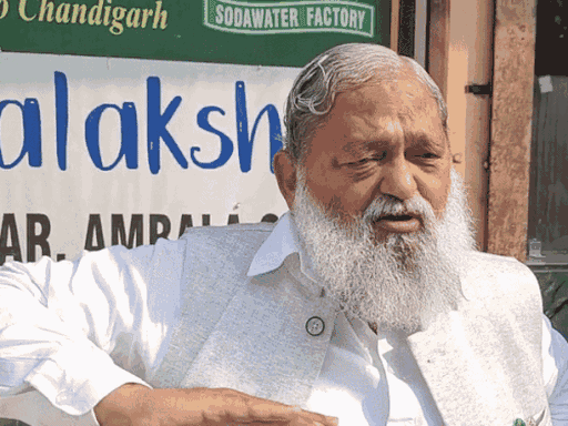 अनिल विज ने कहा था कि अंबाला के कुछ अधिकारियों ने उन्हें हराने के लिए साजिश की। जिस वजह से वे 5 दिन से नाराज चल रहे हैं। कल ही भाजपा के प्रदेश प्रभारी सतीश पूनिया ने उनसे मुलाकात की थी। विज ने 1 फरवरी को अंबाला में पुष्पा मूवी का 'मैं झुकेगा नहीं' स्टाइल दिखाते हुए कहा था कि उनकी आवाज कोई नहीं दबा सकता।