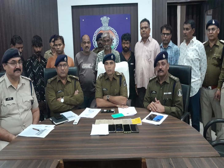 मामले का खुलासा करते दुर्ग एसपी जितेंद्र शुक्ला व अन्य अधिकारी