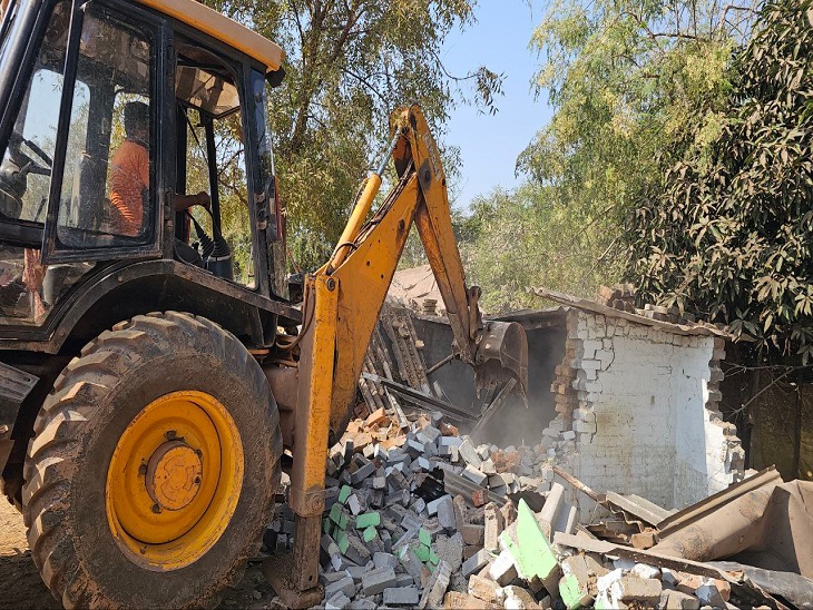 निगम के अधिकारियों ने चलाया बेजा कब्जा पर बुलडोजर