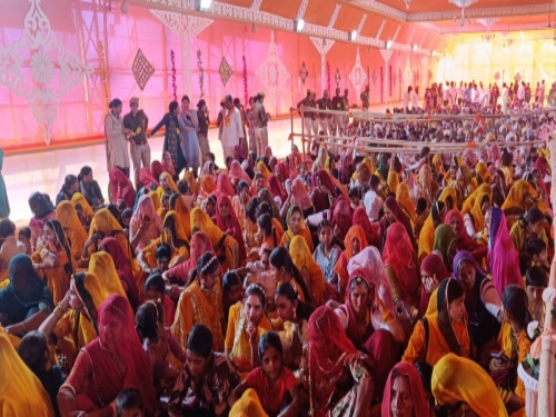 मुख्यमंत्री की सभा में महिलाएं भी काफी संख्या में शामिल हुई।