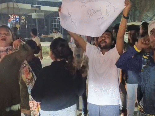 आरोपी को फांसी देने की मांग करते हुए आक्रोशित लोगों ने सरस्वती नगर थाने के सामने जमाकर विरोध जताया।