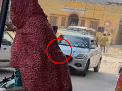 दो पक्षों के विवाद के बीच एक युवक पिस्टल हाथ में लेकर सड़क पर दौड़ता नजर आया।