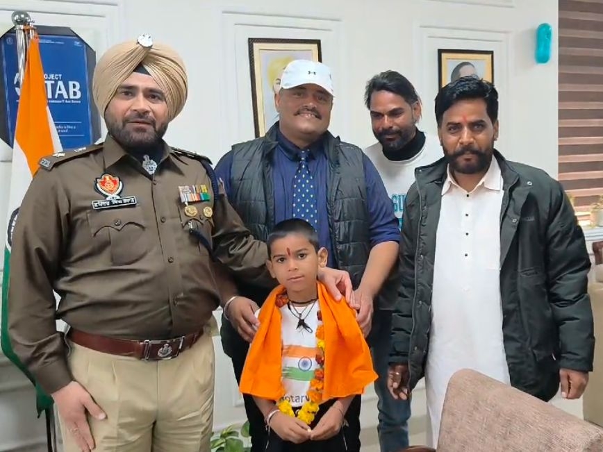 ਪੁਲਿਸ ਦੇ ਪੁਲਿਸ ਅਧਿਕਾਰੀ ਨਾਲ ਬੱਚੇ