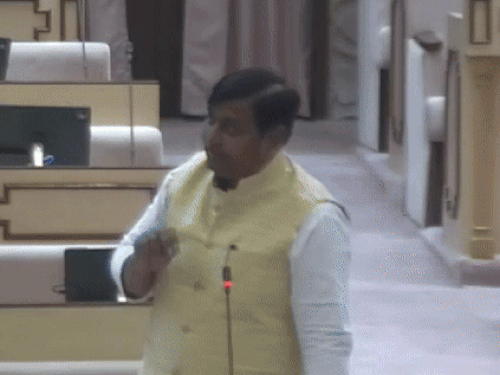 कांग्रेस प्रदेश अध्यक्ष ने व्यवस्था का प्रश्न उठाना चाहा। इस पर दिलावर ने आपत्ति की। स्पीकर ने दिलावर से कहा कि इन्हें मैंने बोलने की अनुमति दी है। आप आपत्ति नहीं कर सकते।