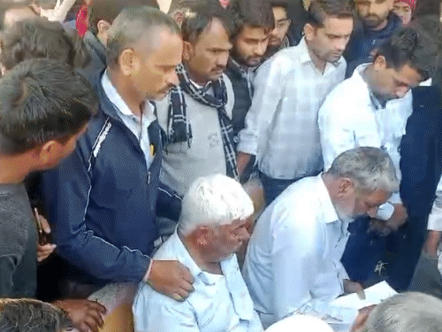 चौमूं के सरकारी हॉस्पिटल में दुर्घटना की शिकार हुई छात्रा (मृतक) के परिवार वाले पहुंचे तो वहां भीड़ लग गई।