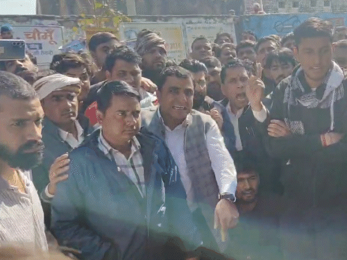 एसीपी अशोक चौहान के सरकारी हॉस्पिटल पहुंचने पर घायल छात्रों के परिवार वाले नाराजगी जता रहे थे। वो स्कूल प्रशासन को मौके पर बुलाने की मांग कर रहे थे।