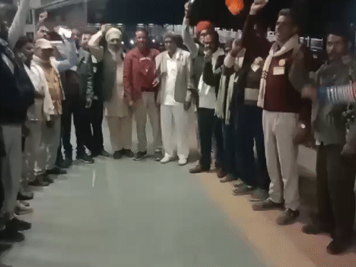 पिपरई से भोपाल रवाना होते किसान।