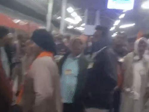 अशोकनगर से भोपाल के लिए आने वाले किसानों की रेलवे स्टेशन पर भारी भीड़ रही।