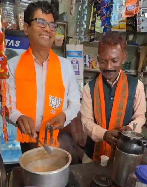वित्तमंत्री ओपी चौधरी भाजपा के महापौर प्रत्याशी के चाय दुकान पहुंचे।