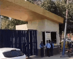 मयूर स्कूल में बच्चों को बाहर निकाला गया।