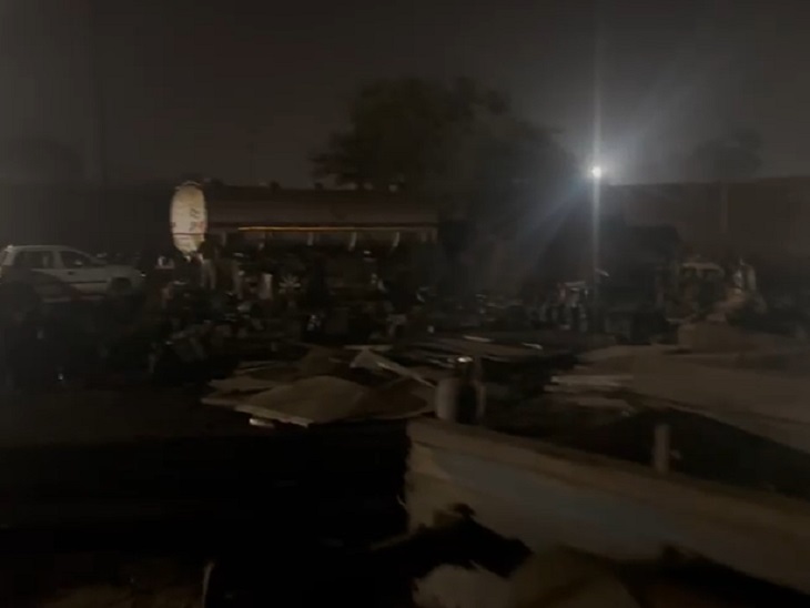 प्रेम कबाड़ी के यार्ड में पुलिस की रेड कटने के लिए खड़ा ट्रैंकर - Dainik Bhaskar