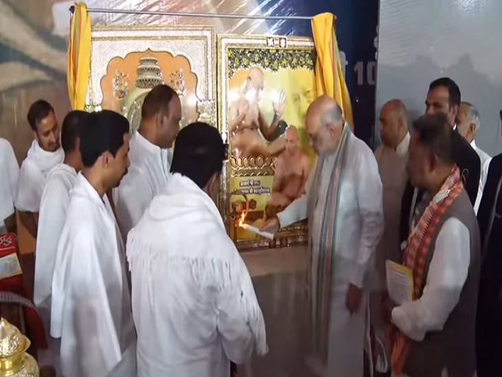 आचार्य विद्यासागर जी महाराज की तस्वीर वाला 100 रुपए का सिक्का और डाक टिकट जारी किया।