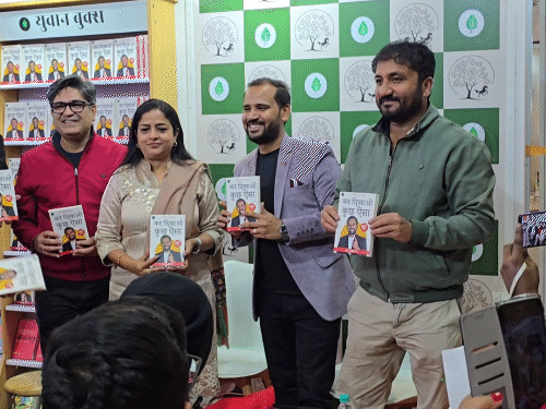 ਇਸ ਮੌਕੇ 'ਤੇ, ਵੱਡੀ ਗਿਣਤੀ ਵਿਚ ਪਾਠਕ ਅਤੇ ਪ੍ਰਸ਼ੰਸਕ ਇਸ ਗੱਲ' ਤੇ ਮੌਜੂਦ ਸਨ ਜੋ ਕੁਝ 