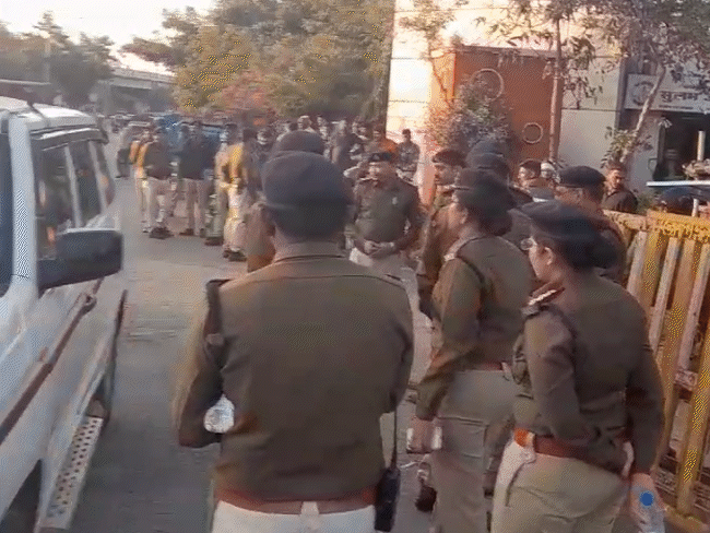 गुरुवार को पुलिस मौके पर पहुंची थी। इसके बाद दुकानदारों ने स्वेच्छा से सामान हटाना शुरू कर दिया।