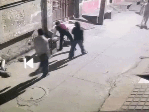 सीसीटीवी फुटेज में देर रात पथराव करते युवक व जांच करती पुलिस। - Dainik Bhaskar