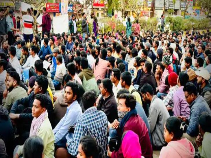पिछले एक महीने से बी.एड. कैंडिडेट्स प्रदर्शन कर रहे थे।