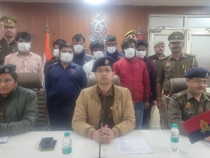 Noida News : फर्जी दस्तावेज बनाने वाले गिरोह का पर्दाफाश, 9 लोग गिरफ्तार 2 नोएडा की बिसरख पुलिस की गिरफ्त में फर्जी दस्तावेज तैयार करने वाला गिरोह। - Dainik Bhaskar