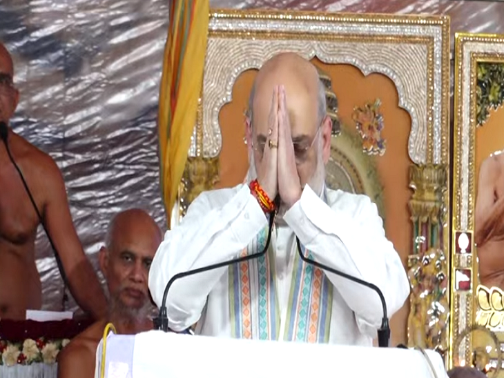 सभा के दौरान जैन मुनियों और समाज के लोगों का अभिवादन करते हुए अमित शाह।